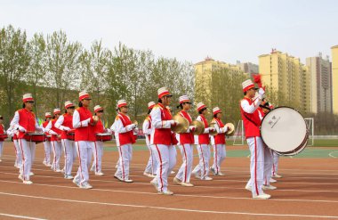 LUANNAN COUNTY - 10 NİSAN: 10 Nisan 2014 'te okul spor toplantısında parkta yürüyen gruplar, Luannan County, Hebei Eyaleti, Çin.