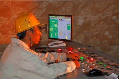 TANGSHAN - 14 Haziran: Çelik fabrikası operasyon odasında 14 Haziran 2014 tarihinde gözlemciler, Tangshan, Hebei Eyaleti, Chin