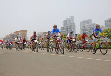 Luannan - 2 Ağustos 2014 'te Hebei Eyaleti, Çin' de bir yolda bisiklet yarışması erkekler yarışması sahnesi