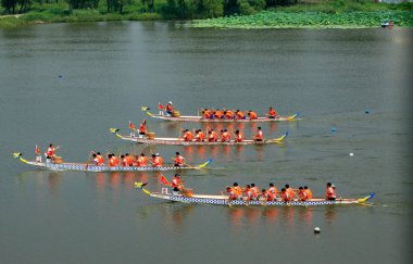 LUANNAN COUNTY - 9 Ağustos: Ejder teknesi yarışı sahnesi 9 Ağustos 2014, Luannan County, Hebei Eyaleti, Çin