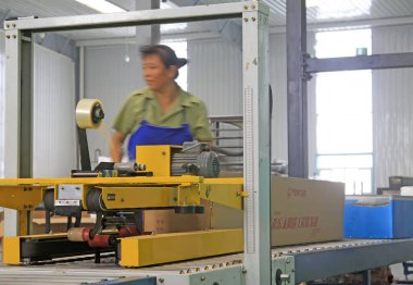 LUANNAN COUNTY - 23 AĞUSTOS: 23 Ağustos 2014, Luannan County, Hebei Eyaleti, Çin 'de ambalaj üretim hattında çalışan kadın işçiler