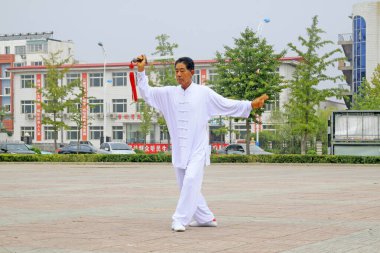 LUANNAN COUNTY - 20 Eylül 2014 'te bir meydanda eskrim gösterisi yapan yaşlılar, Luannan County, Hebei Eyaleti, Çin