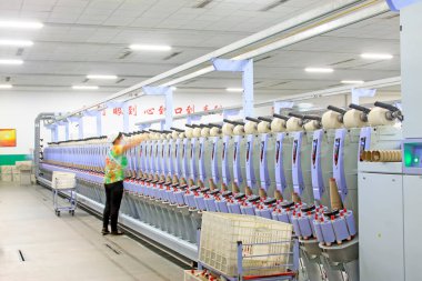 Luannan - 31 Mayıs 2015 'te üretim atölyesinde dönen işçiler, Luannan County, Hebei, Çin