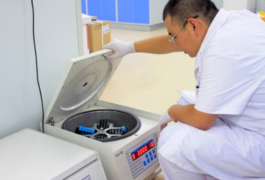 Luannan County - 18 Haziran 2015: Doktor santrifüj operasyonu, 18 Haziran 2015, Luannan County, Hebei Eyaleti, Chin
