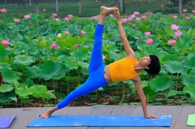 Luannan County - 25 Temmuz 2015 'te parkta yoga egzersizi yapan bir kadın, Luannan County, Hebei, Çin