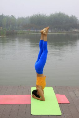 Luannan Bölgesi, Hebei Bölgesi, Chin 'de yoga egzersizi yapan bir kadın.