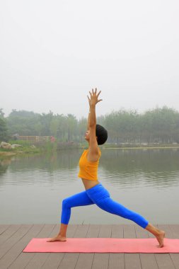 Luannan County - 25 Temmuz 2015 'te parkta yoga egzersizi yapan bir kadın, Luannan County, Hebei, Chin