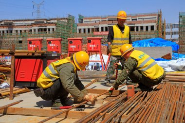 Luannan County - 2 Mayıs 2018: Hebei Eyaleti, Çin 'deki Luannan County' de inşaat işçileri