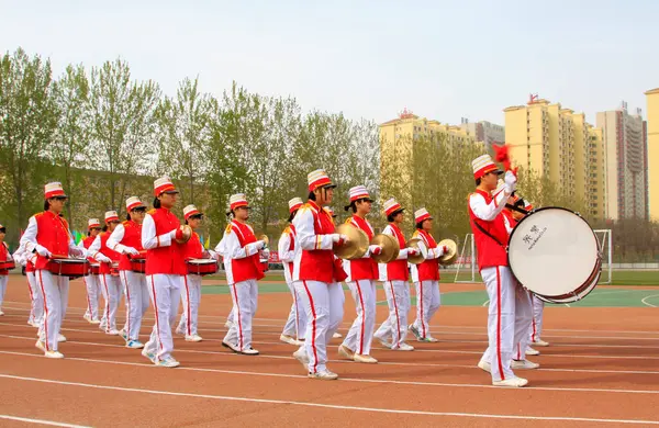 LUANNAN COUNTY - 10 NİSAN: 10 Nisan 2014 'te okul spor toplantısında parkta yürüyen gruplar, Luannan County, Hebei Eyaleti, Çin.