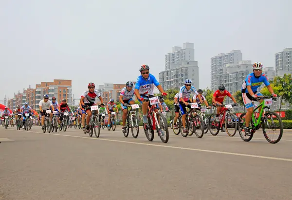 Luannan - 2 Ağustos 2014 'te Hebei Eyaleti, Çin' de bir yolda bisiklet yarışması erkekler yarışması sahnesi