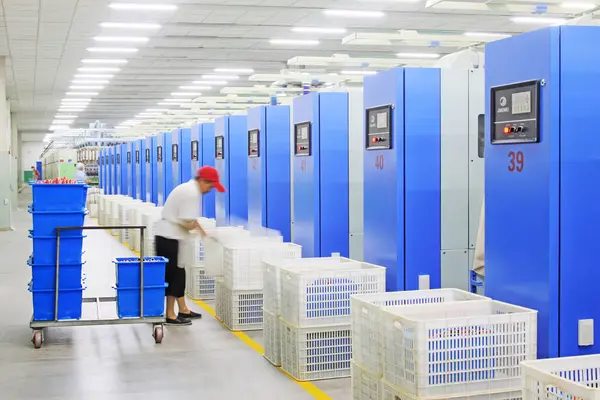 Luannan - 31 Mayıs 2015 'te üretim atölyesinde dönen işçiler, Luannan County, Hebei, Çin