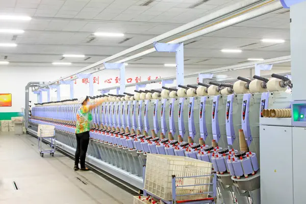 Luannan - 31 Mayıs 2015 'te üretim atölyesinde dönen işçiler, Luannan County, Hebei, Çin