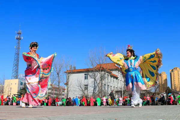 Luannan İlçesi- 18 Şubat: Çin geleneksel Yanko halk dansları gösterisi 18 Şubat 2016 tarihinde, Luannan County, Hebei Eyaleti, Çin