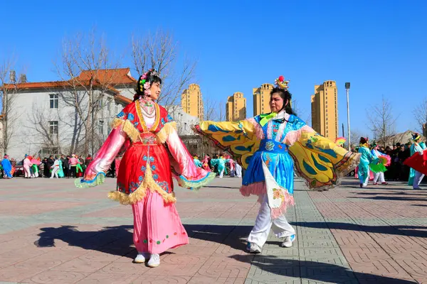 Luannan İlçesi- 18 Şubat: Çin geleneksel Yanko halk dansları gösterisi 18 Şubat 2016 tarihinde, Luannan County, Hebei Eyaleti, Çin