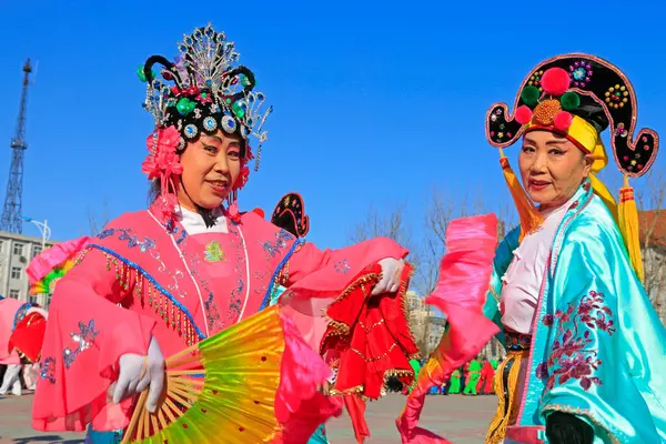 Luannan İlçesi- 18 Şubat: Çin geleneksel Yanko halk dansları gösterisi 18 Şubat 2016 tarihinde, Luannan County, Hebei Eyaleti, Çin