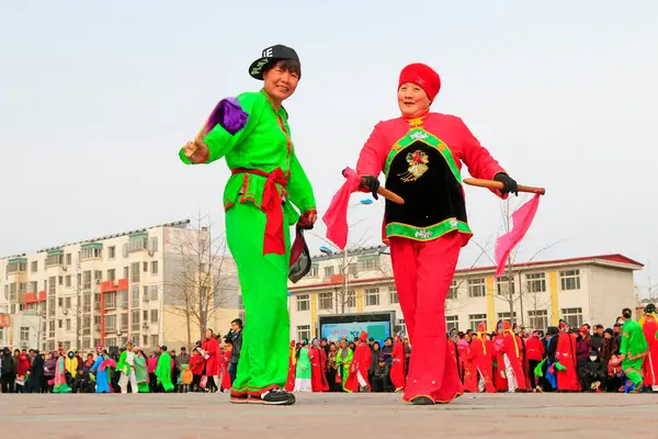 Luannan İlçesi - 19 Şubat: Çin geleneksel Yanko halk dansları gösterisi 19 Şubat 2016 tarihinde, Luannan County, Hebei Eyaleti, Çin