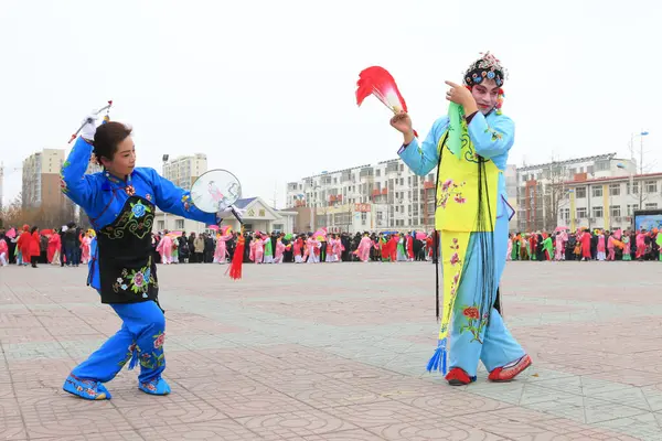 Luannan İlçesi - 19 Şubat: Çin geleneksel Yanko halk dansları gösterisi 19 Şubat 2016 tarihinde, Luannan County, Hebei Eyaleti, Çin