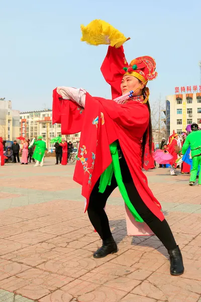 Luannan İlçesi - 19 Şubat: Çin geleneksel Yanko halk dansları gösterisi 19 Şubat 2016 tarihinde, Luannan County, Hebei Eyaleti, Çin