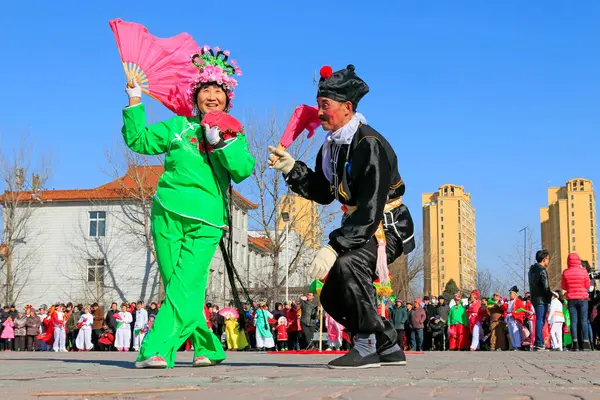 Luannan İlçesi - 20 Şubat: Çin geleneksel Yanko halk dansları gösterisi 20 Şubat 2016 tarihinde, Luannan County, Hebei Eyaleti, Çin 