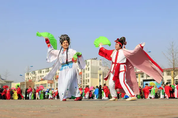 Luannan İlçesi- 21 Şubat: Çin geleneksel Yanko halk dansları gösterisi 21 Şubat 2016 tarihinde, Luannan County, Hebei Eyaleti, Çin 