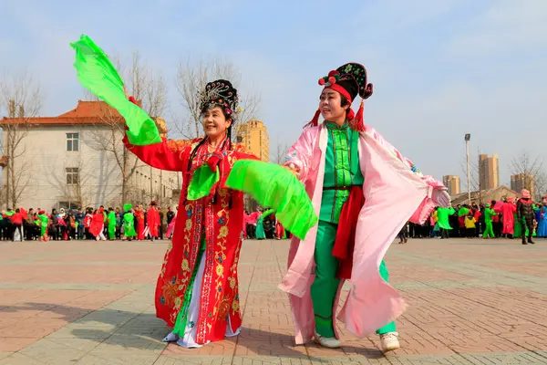 Luannan İlçesi- 21 Şubat: Çin geleneksel Yanko halk dansları gösterisi 21 Şubat 2016 tarihinde, Luannan County, Hebei Eyaleti, Çin 