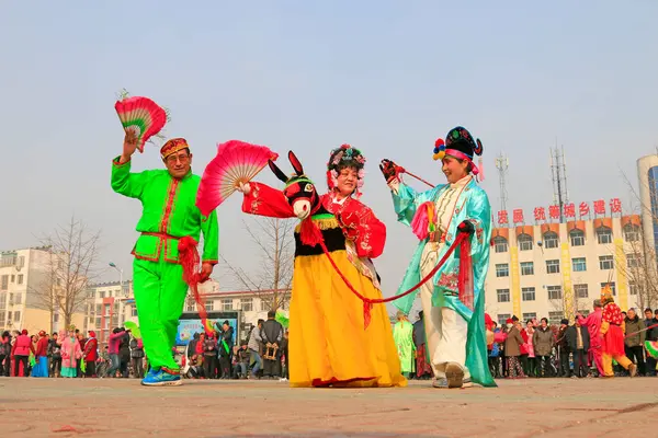Luannan Eyaleti - 22 Şubat: Çin geleneksel Yanko halk dansları gösterisi 22 Şubat 2016 tarihinde, Luannan County, Hebei Eyaleti, Çin 