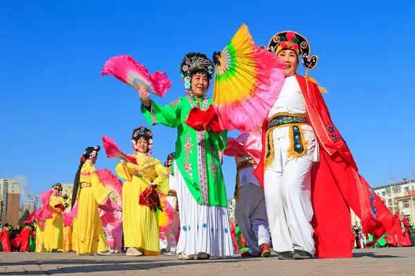 Luannan Eyaleti - 24 Şubat: Çin geleneksel Yanko halk dansları gösterisi 24 Şubat 2016 tarihinde, Luannan County, Hebei Eyaleti, Çin 