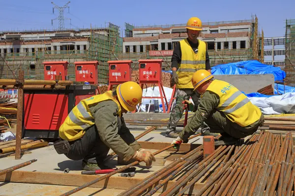 Luannan County - 2 Mayıs 2018: Hebei Eyaleti, Çin 'deki Luannan County' de inşaat işçileri