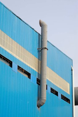 Mavi atölyenin dışındaki egzoz borusu, fotoğrafa yakın çekim.