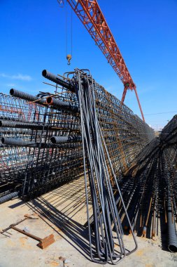 Mavi gökyüzünün altında çelik kiriş ve çelik bileşenler