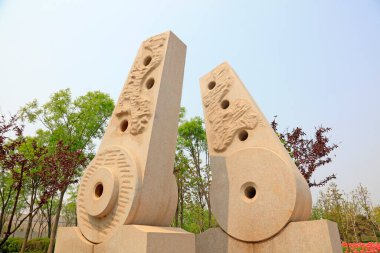 Parktaki zarif heykel, Tangshan, Chin