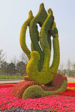 Bahçedeki yeşil heykel