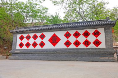 Beyaz duvarda kırmızı kağıt siyah kelimeler