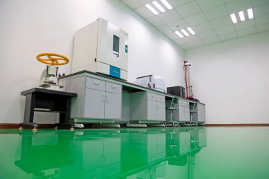 Laboratuvar dolabı ve temiz zemin