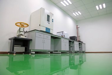 Laboratuvar dolabı ve temiz zemin