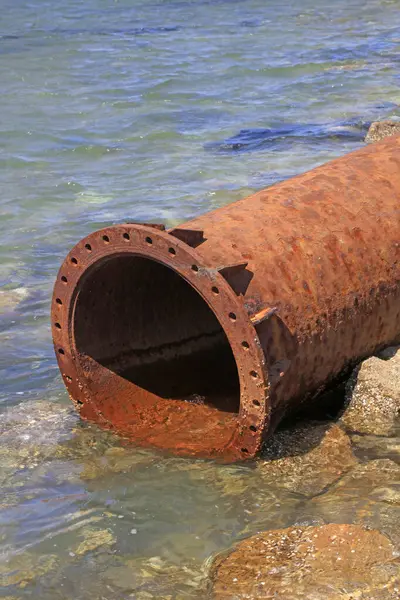 Deniz kenarındaki çelik borular. 