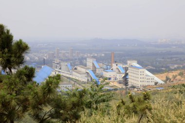Luan County - 16 Temmuz 2016 'da Yanshan demir cevheri fabrikası inşaatı, Luan County, Hebei, Çin