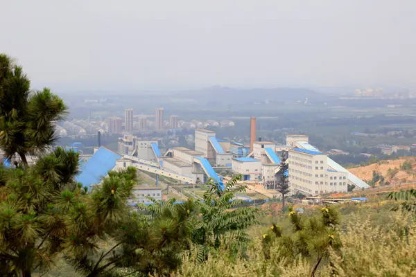 Luan County - 16 Temmuz 2016 'da Yanshan demir cevheri fabrikası inşaatı, Luan County, Hebei, Çin