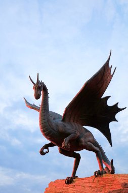 Pterosaur heykeli, fotoğrafa yakın çekim.