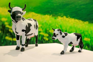 İnek heykeli, fotoğrafa yakın çekim.