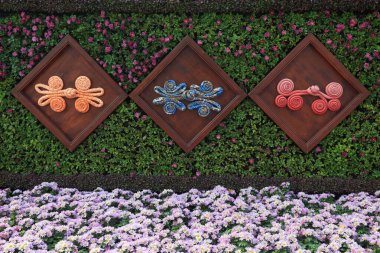 Geleneksel Çin tokalarının dekoratif arazi kapağı şekli