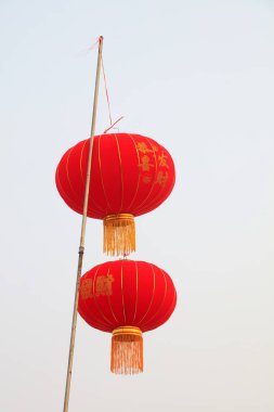 Gökyüzünde kırmızı fener