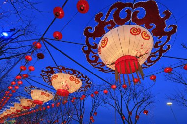 Mavi gökyüzünde kırmızı fener