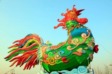 Mavi arka planda horoz heykeli