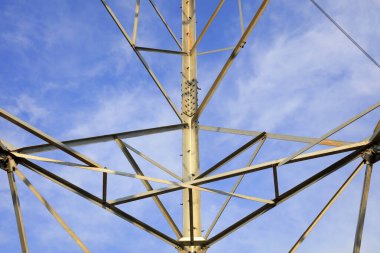 Mavi gökyüzünün altındaki elektrik kulesi