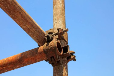 Çelik boru iskeleti, fotoğrafa yakın çekim.