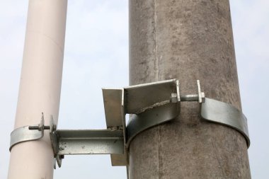 Kutuptaki metal bileşen.