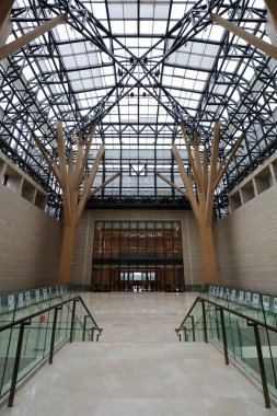 Çin 'de bir salonda kubbe manzarası inşa ediliyor.