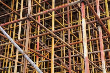 İnşaatta çelik boru iskelesi var.