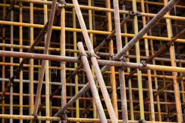 İnşaatta çelik boru iskelesi var.